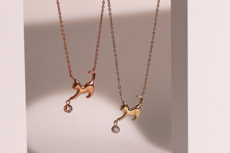 【畢業禮物】嬉。貓咪鋯石項鍊 設計師貓系列 - 項鍊 - 不鏽鋼 金色