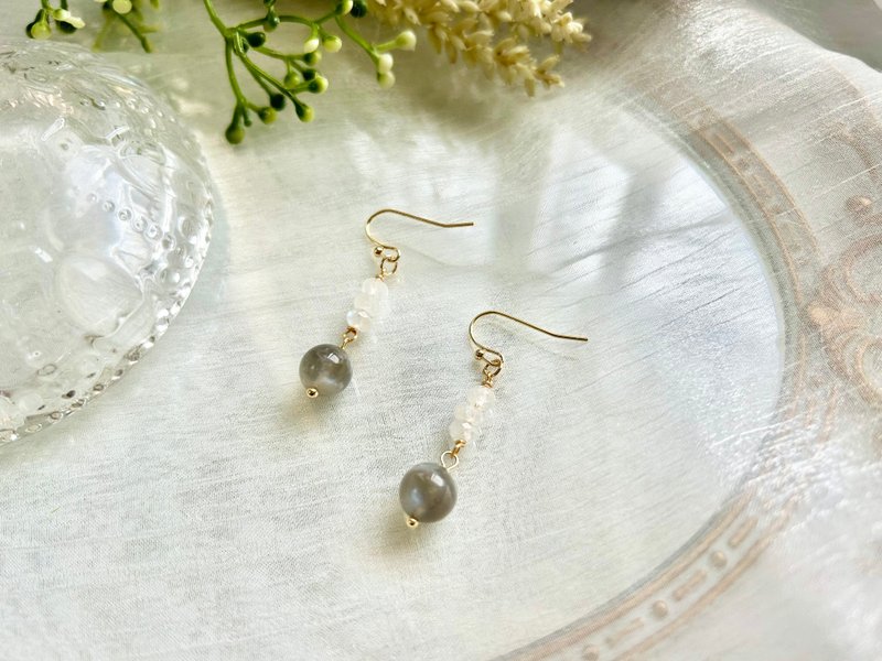 Strong light black moonstone and blue moonstone earrings black moonlight blue moonlight handmade jewelry handmade earrings - ต่างหู - คริสตัล สีเงิน