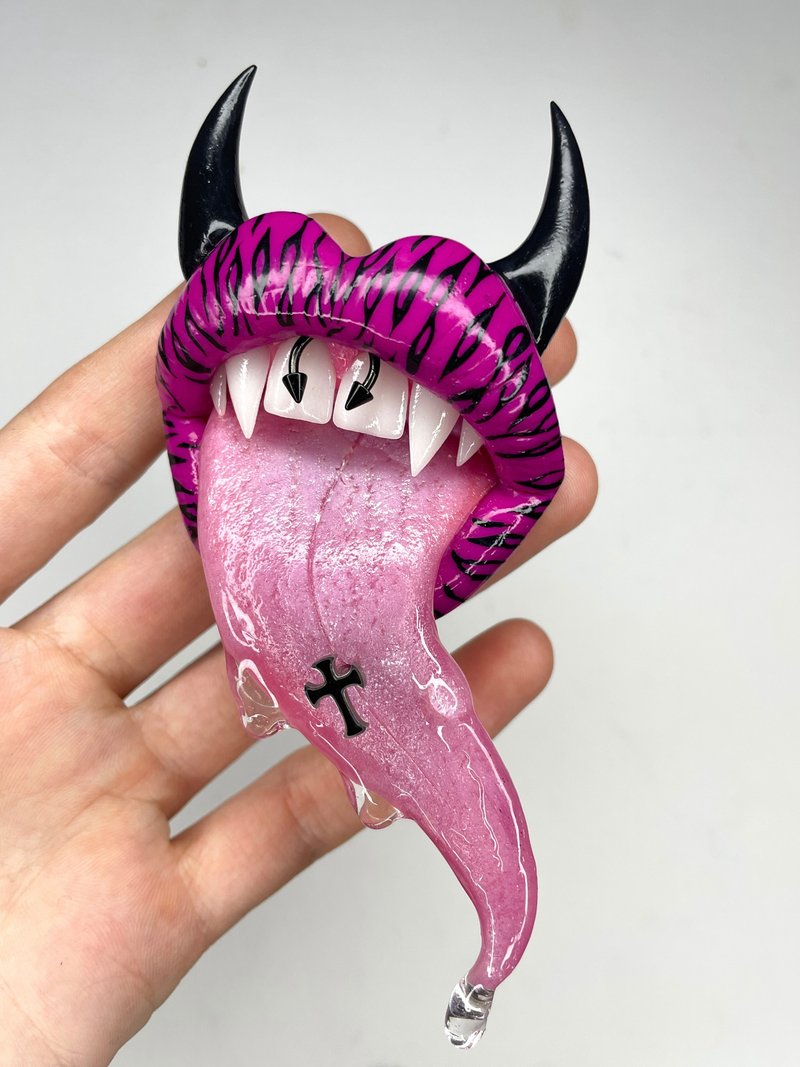 Phone grip. Dark pink lips with horns. - 其他 - 黏土 