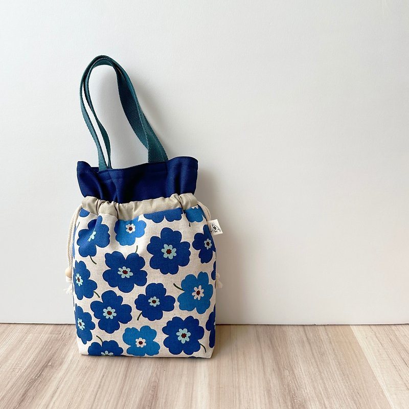 【River】Two-purpose bag with drawstring top (medium)/Japanese fabric/Flower/Ocean blue - กระเป๋าถือ - ผ้าฝ้าย/ผ้าลินิน สีน้ำเงิน