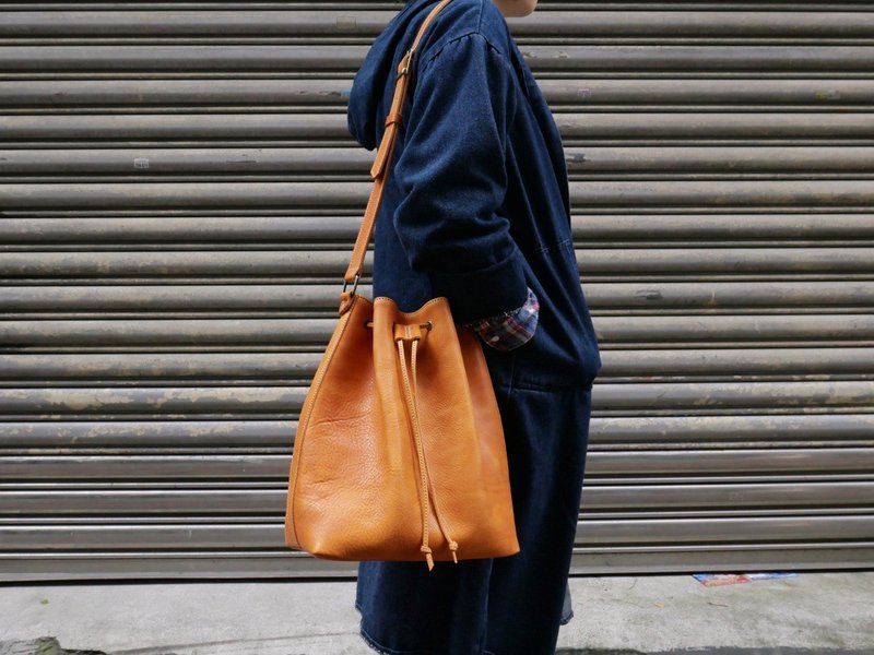 Classic Drawstring Bucket / Crossbody Size: M Color: Caramel Vegetable Tanned Cow Leather - Messenger Bags & Sling Bags - Genuine Leather Brown