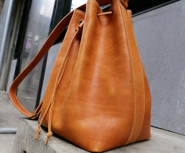 Crossbody tote bag/handbag Color: Caramel vegetable tanned cow leather -  Shop totally-handmade Messenger Bags & Sling Bags - Pinkoi