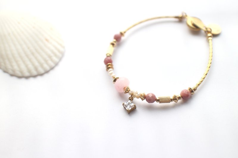 Sweet fruit~ Pearls/ natural stones/ brass handmade bracelet - สร้อยข้อมือ - โลหะ 