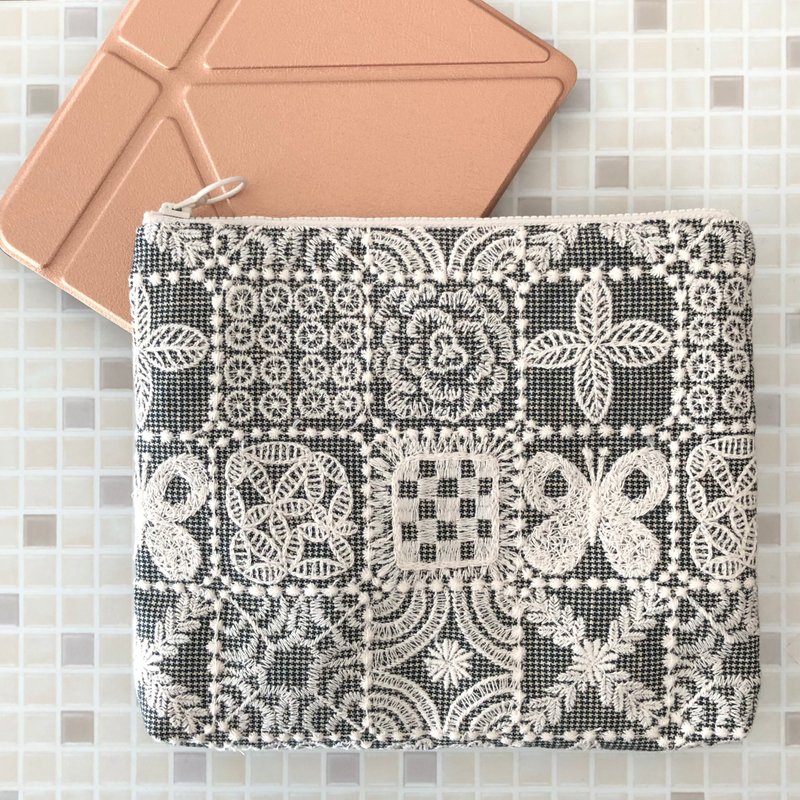 mina perhonen forest tile 人気色　総刺繍　蝶　ハンドメイド　電子書籍入れ　ポーチ - 電腦包/筆電包 - 棉．麻 卡其色