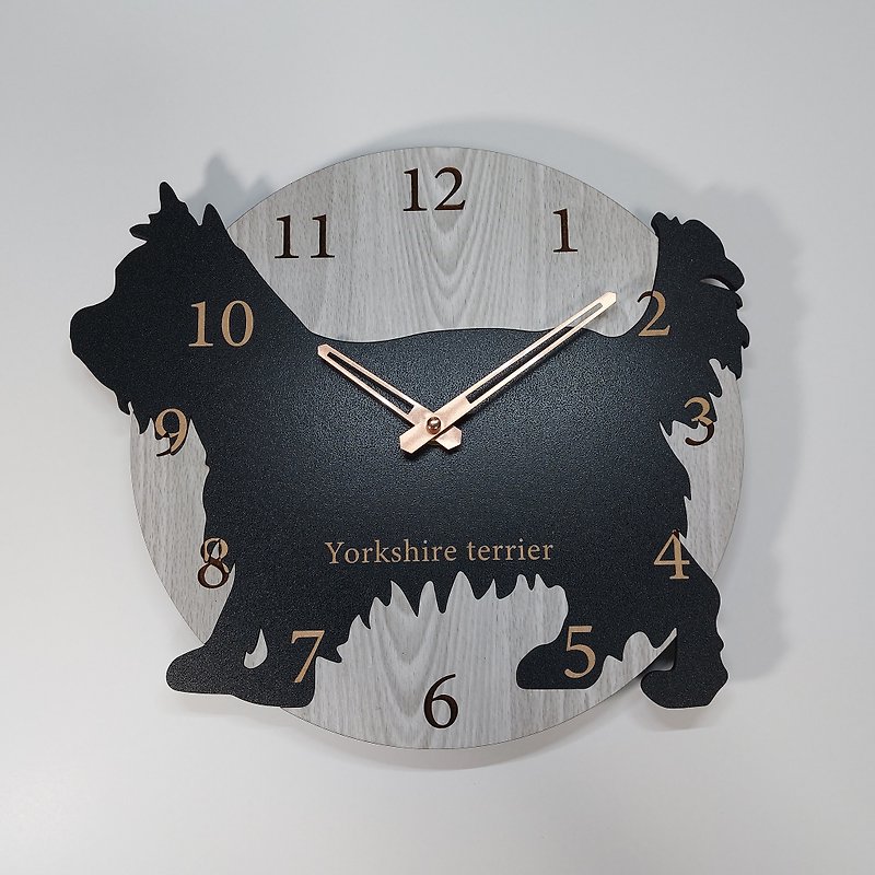 期間値下げ3000円引き 名入れ ワンちゃん はみ出し壁掛時計 ヨークシャーテリア　黒　静音時計 - 時計 - 木製 