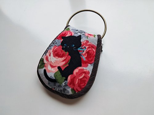 貓咪愛種花 管家鑰匙包_玫瑰緞帶黑貓_古銅固定式
