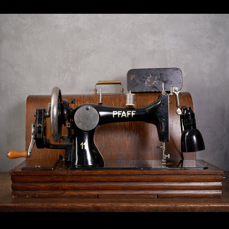 1939德國Pfaff 11古董手搖縫紉機+工作燈組 - 擺飾/家飾品 - 其他金屬 黑色