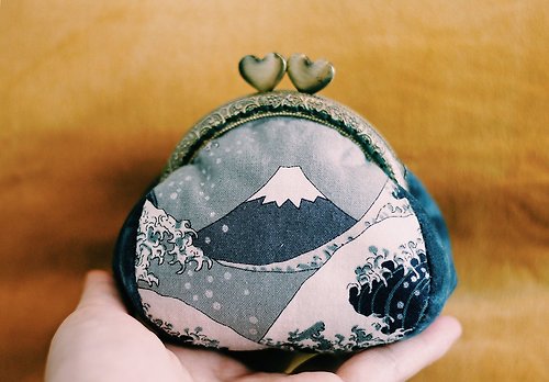 Gi LAI.吉來 【Gi LAI】*全手縫*南瓜口金包-富士山在神奈川沖浪裡/附禮盒包裝