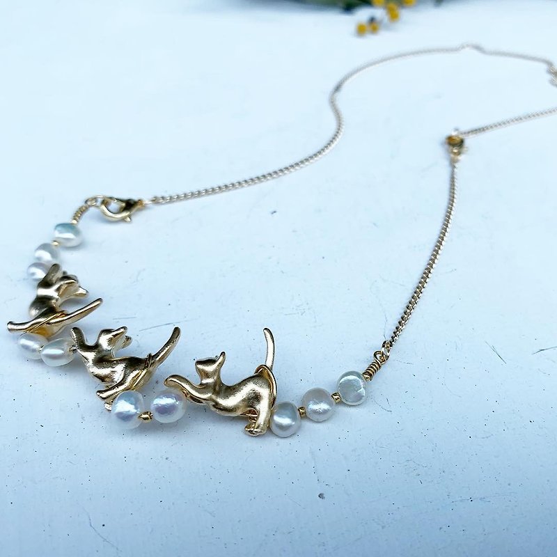 2019 cat shaped natural irregular small pearl necklace _ hand necklace activity dual-use design - สร้อยคอ - ไข่มุก ขาว