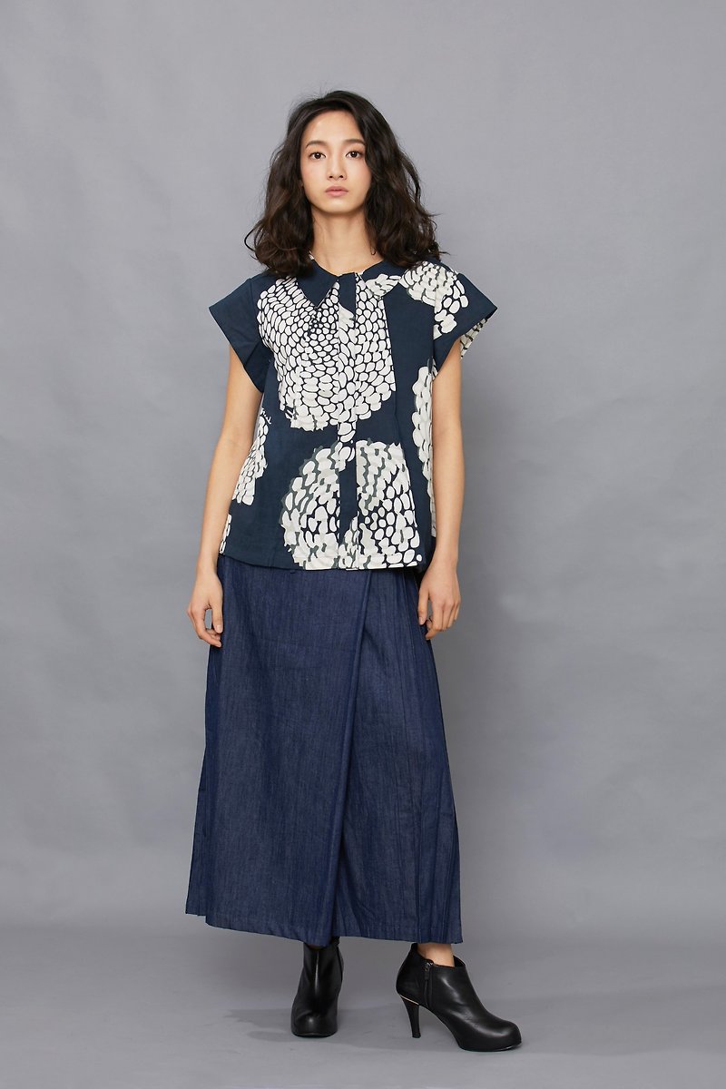 Triangle Pleat Printed Shirt with Short Sleeves_Flower Petals_Fair Trade - เสื้อเชิ้ตผู้หญิง - ผ้าฝ้าย/ผ้าลินิน หลากหลายสี