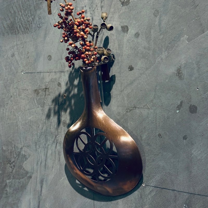 Bronze wall-hanging flower vase sketch/flower window flower shadow E type, hand-made poems by Qing metallurgists using metal craftsmanship to write poems - เซรามิก - ทองแดงทองเหลือง 