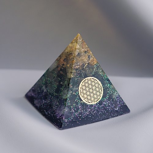 Vigor Handcrafts 預訂【金髮晶、紫晶、綠髮晶】奧根水晶能量金字塔Orgonite 6x6cm
