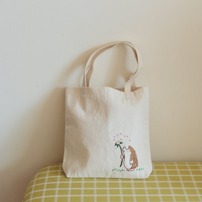 Hand embroidered hedgehog and dandelion double layer canvas bag - กระเป๋าถือ - ผ้าฝ้าย/ผ้าลินิน ขาว