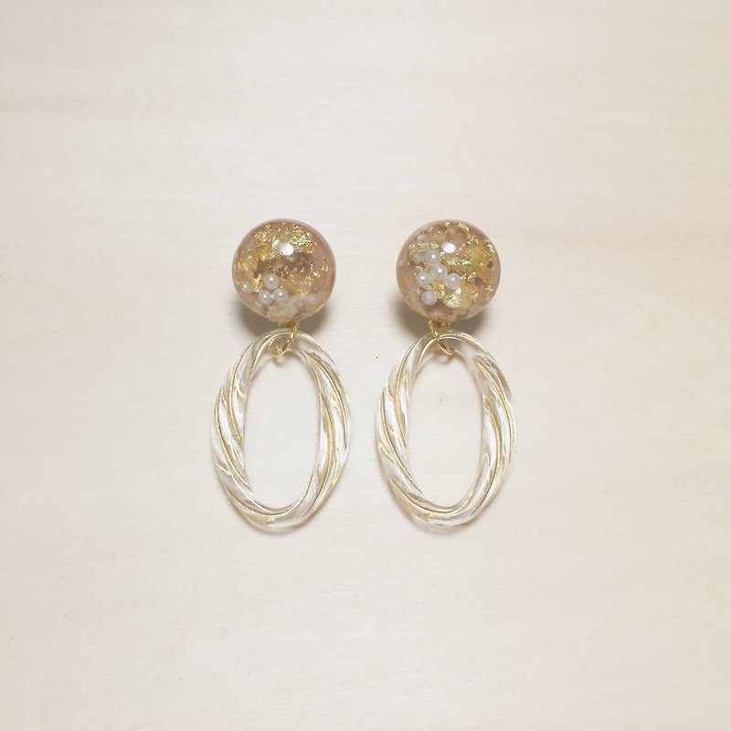 Vintage pearl gold foil Khaki carved oval earrings - Earrings & Clip-ons - Resin Khaki