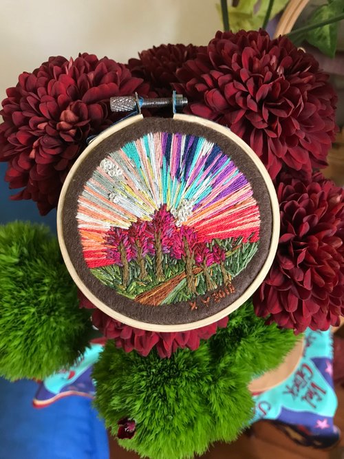 Wednesday 手創藝術 The Embroidered colourful sunet 彩色粉紅森林刺繡擺飾