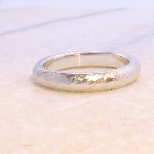 Under Wings Metal 羽下金工 麟 純銀鍛敲戒指 - 圓弧中性款(寬約3mm/厚約2mm)