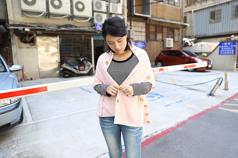 Wooden button sweater blouse-pink (multi-change silk printing) - สเวตเตอร์ผู้หญิง - เส้นใยสังเคราะห์ สึชมพู