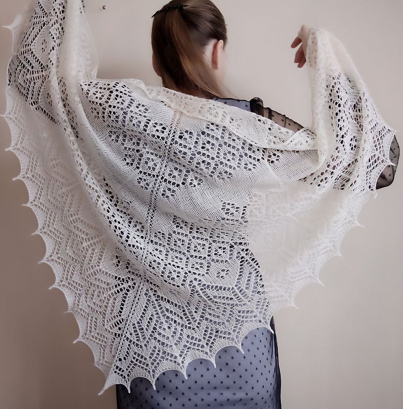 Knitted lace shawl, triangle lightweight shawl, knit wrap shawl - ผ้าพันคอ - ขนแกะ ขาว