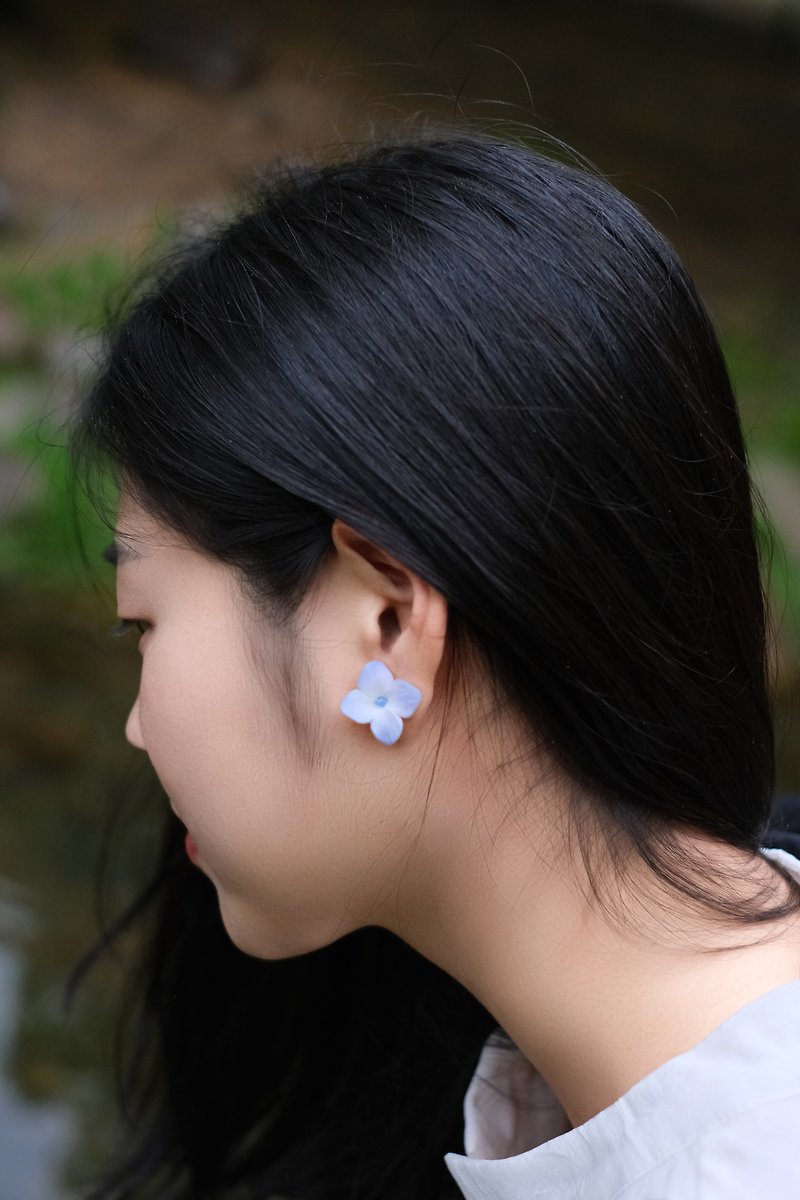 紫陽花耳釘  一對兩個  可改耳夾 耳骨夾   手作黏土花藝  繡球花 - 耳環/耳夾 - 黏土 白色