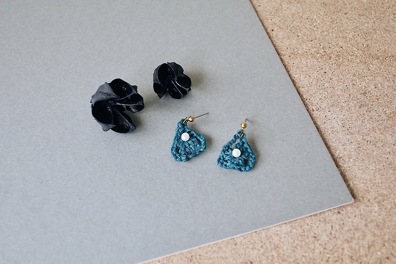 【Endorphin】 Embroidery thread woven pearl earrings-malachite green - Earrings & Clip-ons - Cotton & Hemp Blue