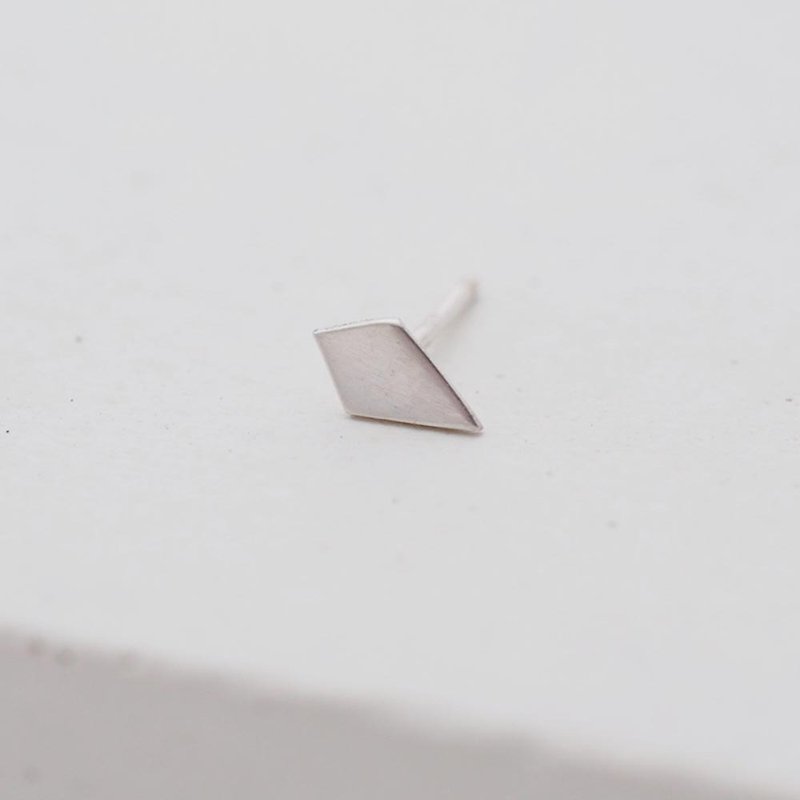 Simple design diamond water drop sterling silver earrings (single entry) - ต่างหู - เงินแท้ สีเงิน
