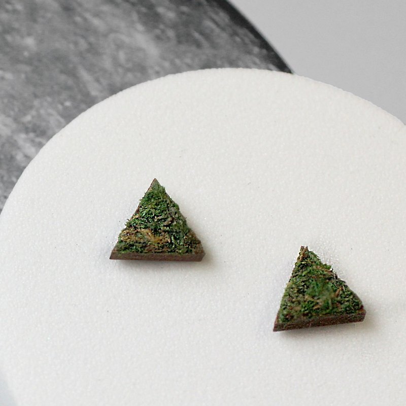 [Limited Gift for Old Friends] Woops Wood Handmade Earrings - Turf Friends (Triangle) - ต่างหู - ไม้ สีเขียว