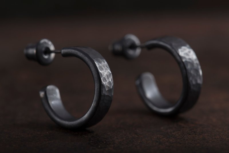 炭墨黑 經典錘目 純銀耳環 HammeredHead Earrings - 耳環/耳夾/耳骨夾 - 純銀 黑色