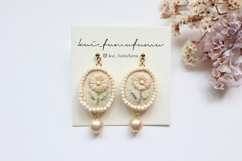 Thread Earrings & Clip-ons White - flower earring/dull color/embroidered Clip-On/kui_fumufumu