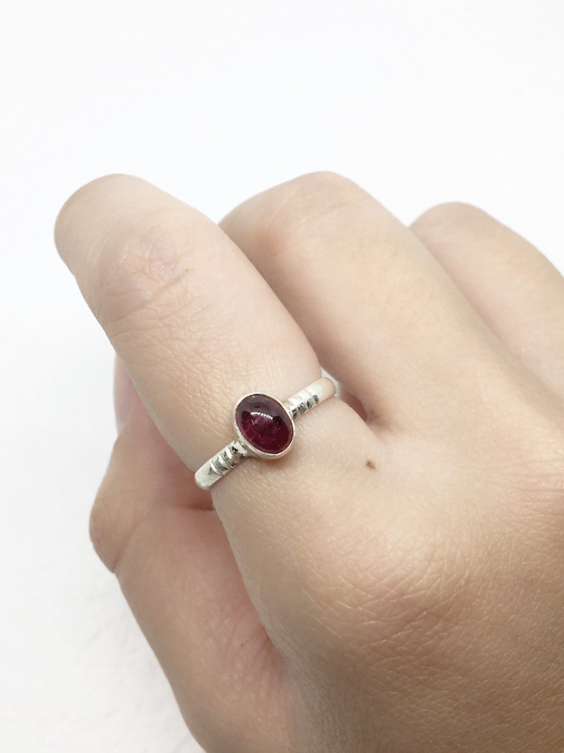桃紅碧璽925純銀簡約設計戒指 尼泊爾手工鑲嵌製作 - 戒指 - 寶石 紅色