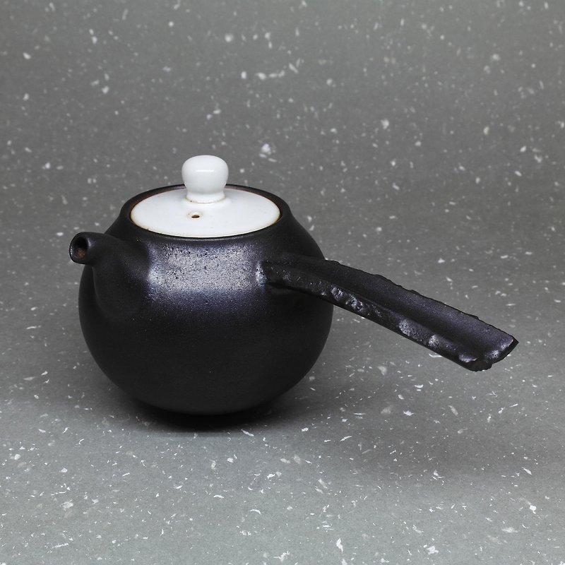 Xuanji curved-mouth urn-shaped side-handle teapot hand-made pottery tea props - Teapots & Teacups - Pottery Black