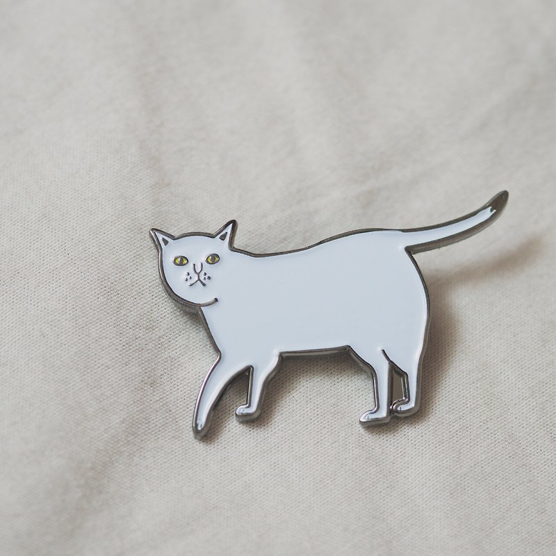 White cat with yellow eye pin - Brooches - Other Metals 