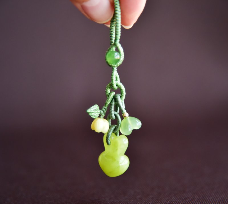 [Drunk Mid-Autumn Festival] Natural original Xiuyu jade love rabbit Wax osmanthus bag hanging collar pendant - Charms - Jade Green