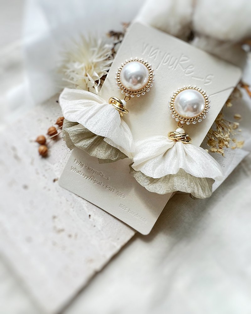 Romantic chiffon pearl earrings - ต่างหู - โลหะ สีทอง