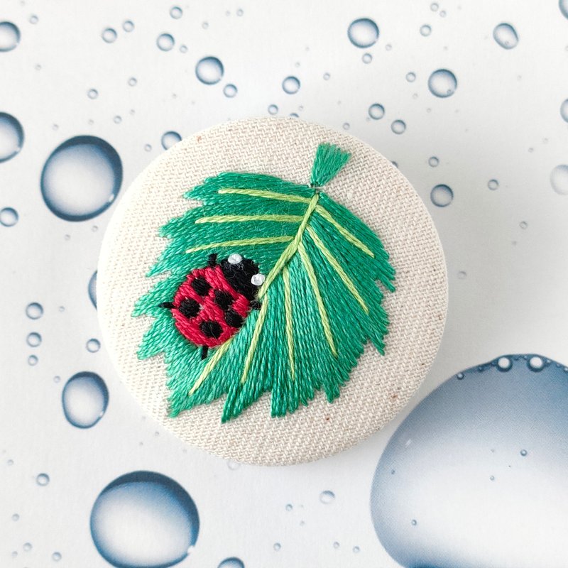 Embroidered brooch of a ladybug resting on a leaf - เข็มกลัด - ผ้าฝ้าย/ผ้าลินิน สีเขียว