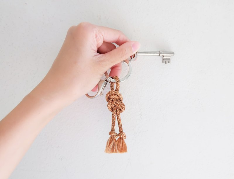 Infinity knot rope in brown keychain - 鑰匙圈/鑰匙包 - 其他材質 咖啡色