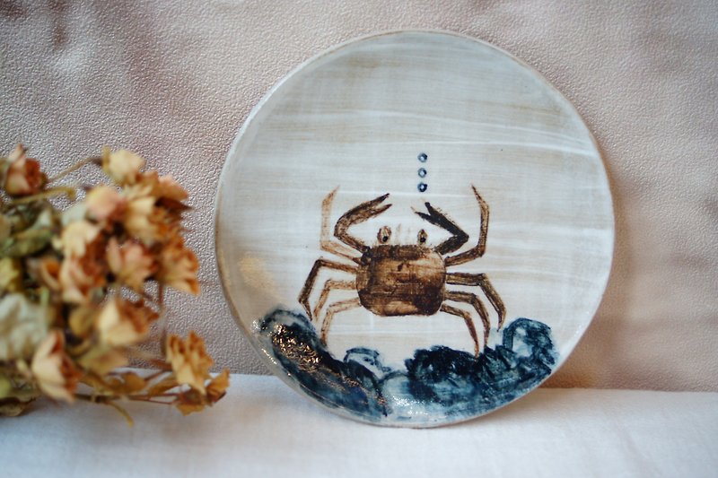 Handcrafted Kohiki Retro style painted Crab Round Plate, Ø13cm - จานและถาด - ดินเผา หลากหลายสี