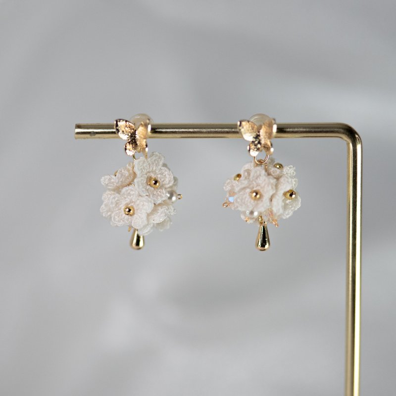 [Snowflake Pure Language] Earrings, micro-crocheted flower earrings, Clip-On, handmade - ต่างหู - งานปัก ขาว