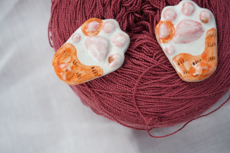 オレンジの猫の足 - ブローチ - 陶器 オレンジ
