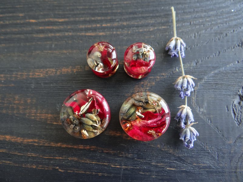 Lavender Rose gauges and plugs Stretched ears Body jewelry Resin flower earrings - 耳環/耳夾/耳骨夾 - 植物．花 紅色