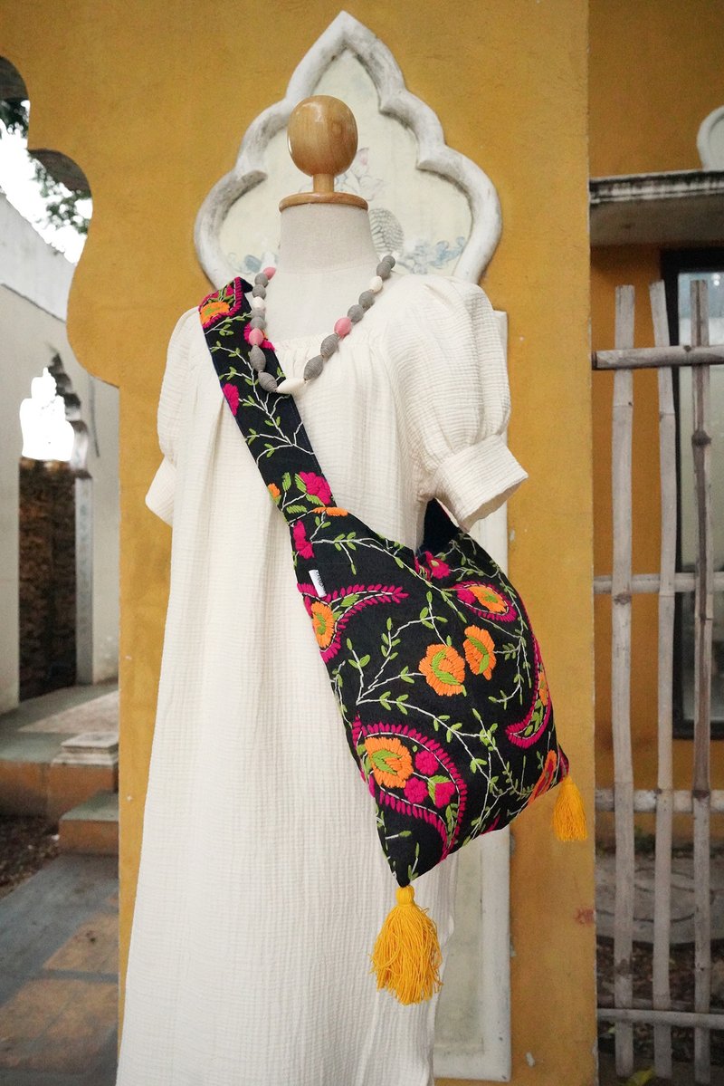 手刺繍ブラックフローラルクロスボディバッグショルダーバッグ - ショルダーバッグ - シルク・絹 ブラック