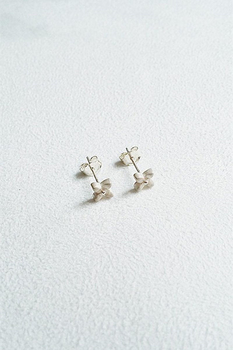Flower・Earrings Sterling Silver - Earrings & Clip-ons - Other Metals Silver