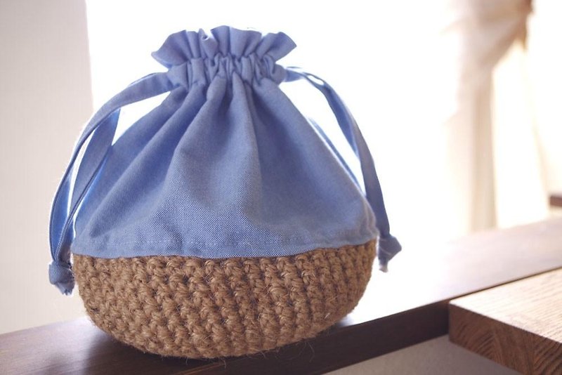 Organic Cotton Oxford fabric and hand-knitted basket drawstring - กระเป๋าเครื่องสำอาง - ผ้าฝ้าย/ผ้าลินิน สีน้ำเงิน