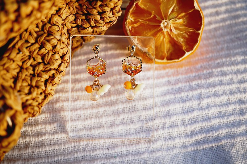 [No.1-Daily Honey] Japanese-made anti-allergic material|Small bee|Water drop honey|Summer feeling|Earrings