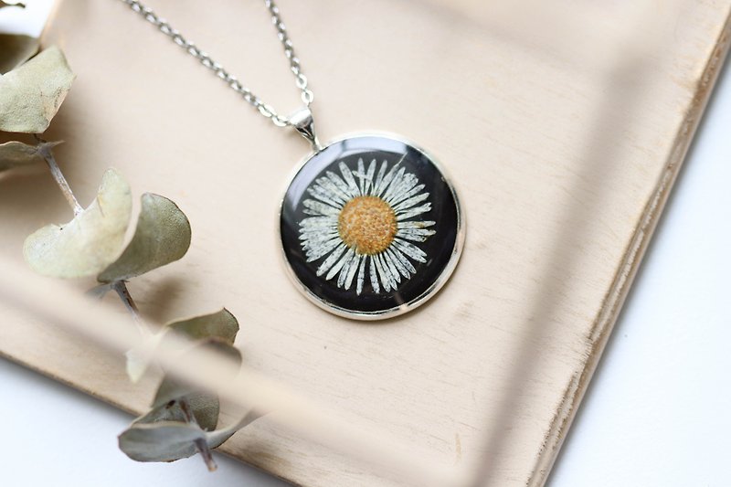 Daisy (BG-Black) – Necklace 25 mm. - Necklaces - Plants & Flowers White