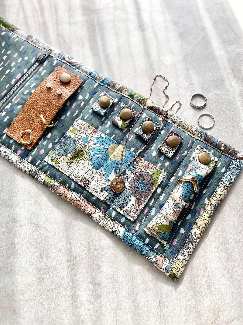 Roll up travel jewellery pouch - กระเป๋าเครื่องสำอาง - ผ้าฝ้าย/ผ้าลินิน สีน้ำเงิน