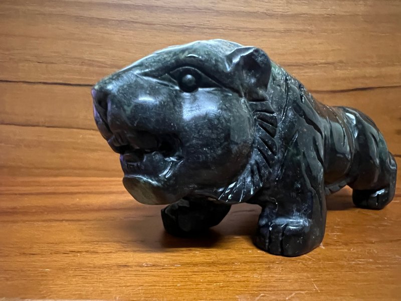 Brave-Black Hotan Ink Jade Tiger with Head and Gold Skin Animal Ornament/Strength/Work/Lucky/Bite Money - ของวางตกแต่ง - หยก สีดำ