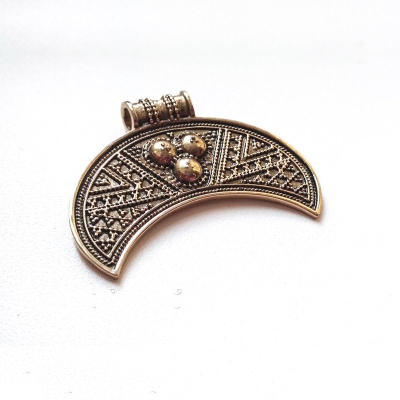 Bronze half moon necklace pendant,crescent moon necklace pendant,lunnytsia charm - 吊飾/掛飾 - 銅/黃銅 金色