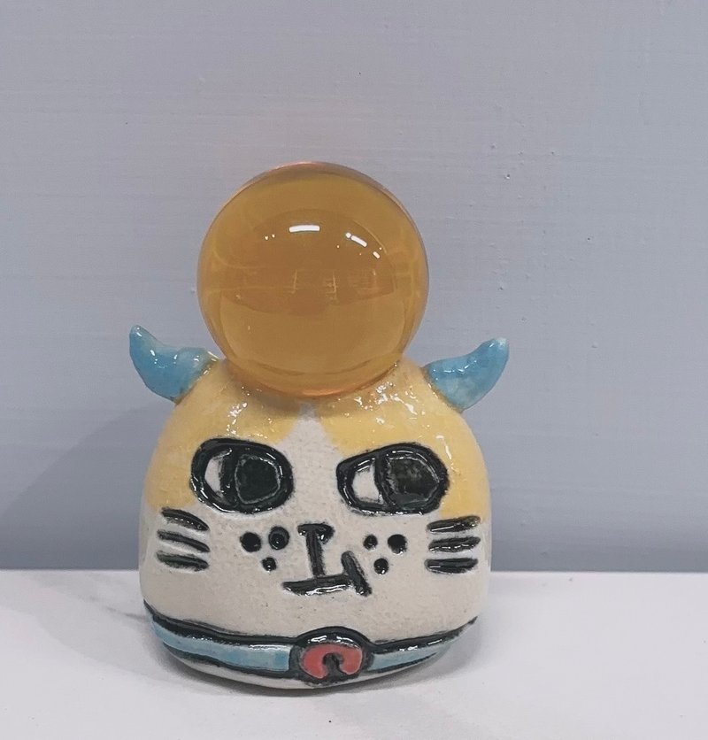 口を持った悪魔のような小さなイエロー猫丨Lin Mu Art Gallery x 手留めクリスタルスタンド - 置物 - 陶器 