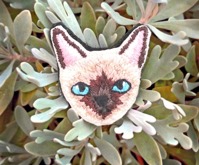 Siamese Cat Hand-Embroidered Brooch Pin