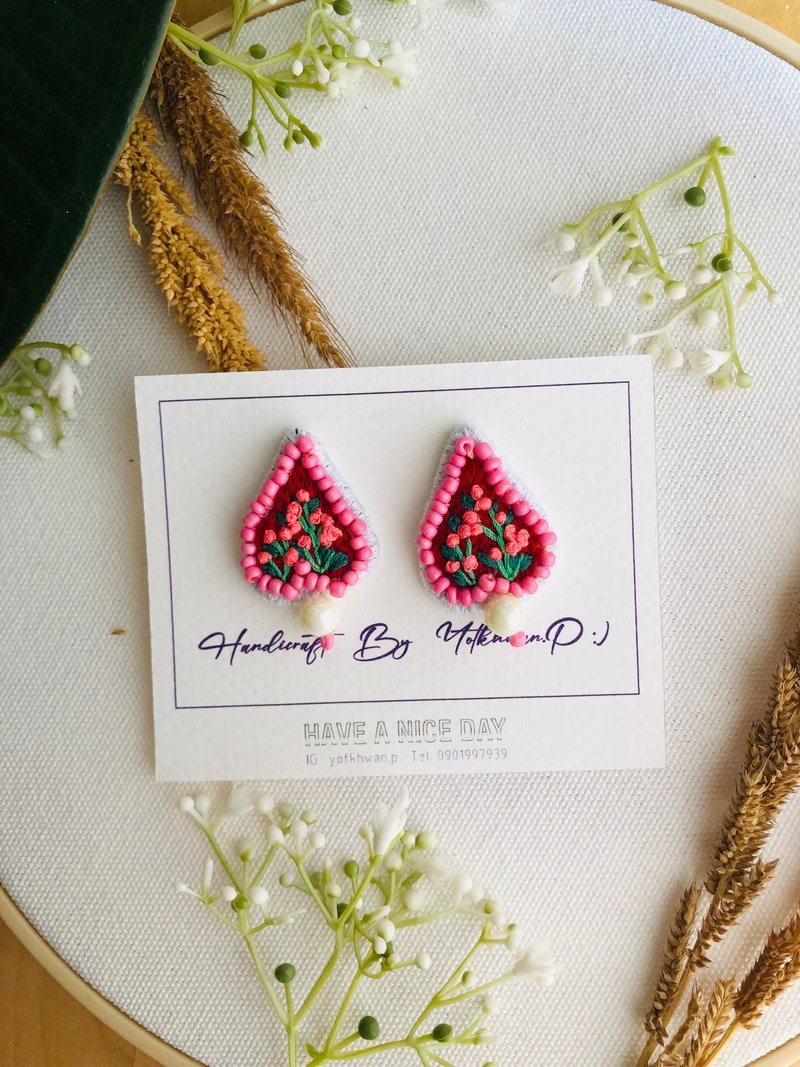 The flower earrings, Cute Flower earrings, handmade jewelry - 耳環/耳夾/耳骨夾 - 繡線 紫色